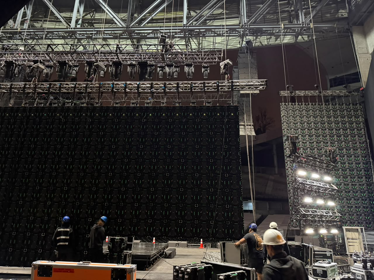 Estructura técnica y sistemas de iluminación en un escenario